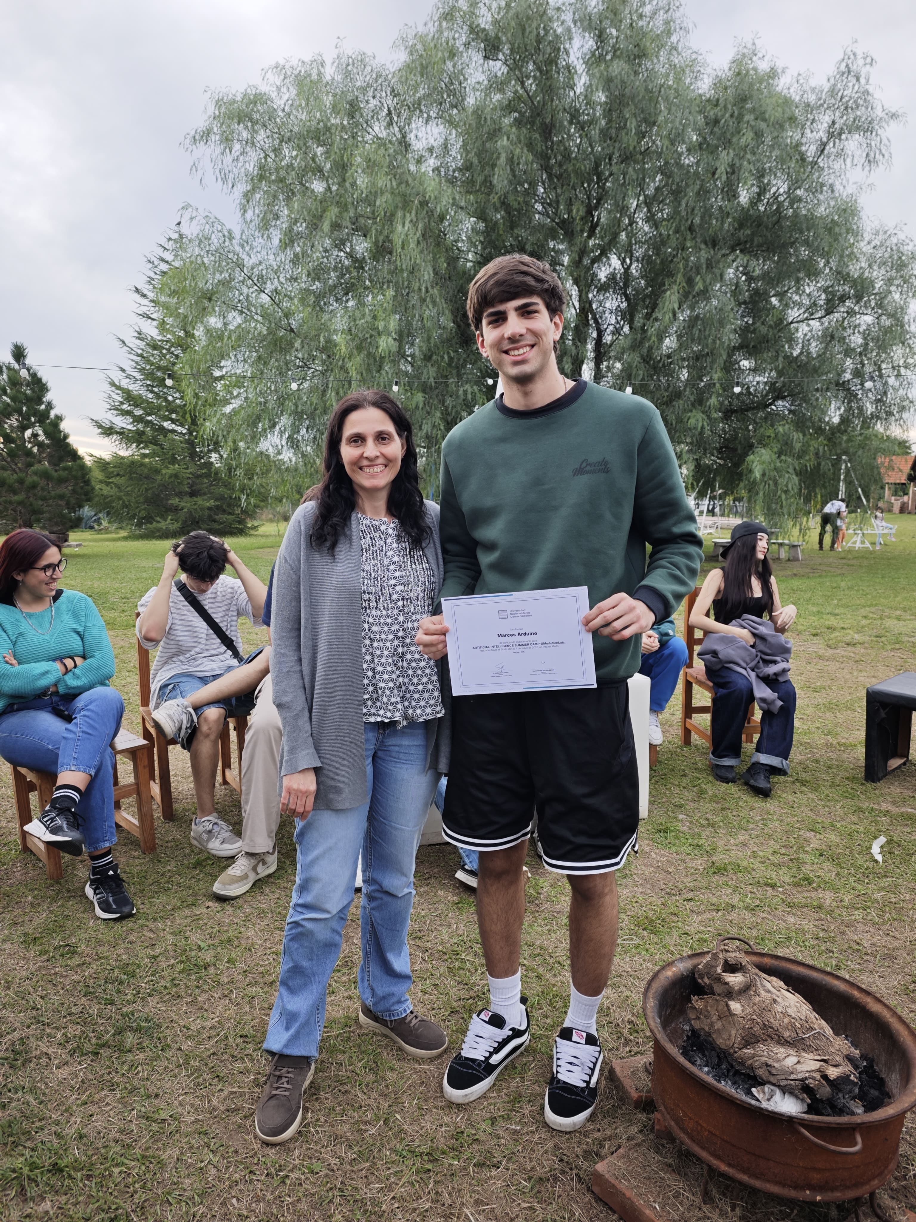 Entrega de diploma a estudiante