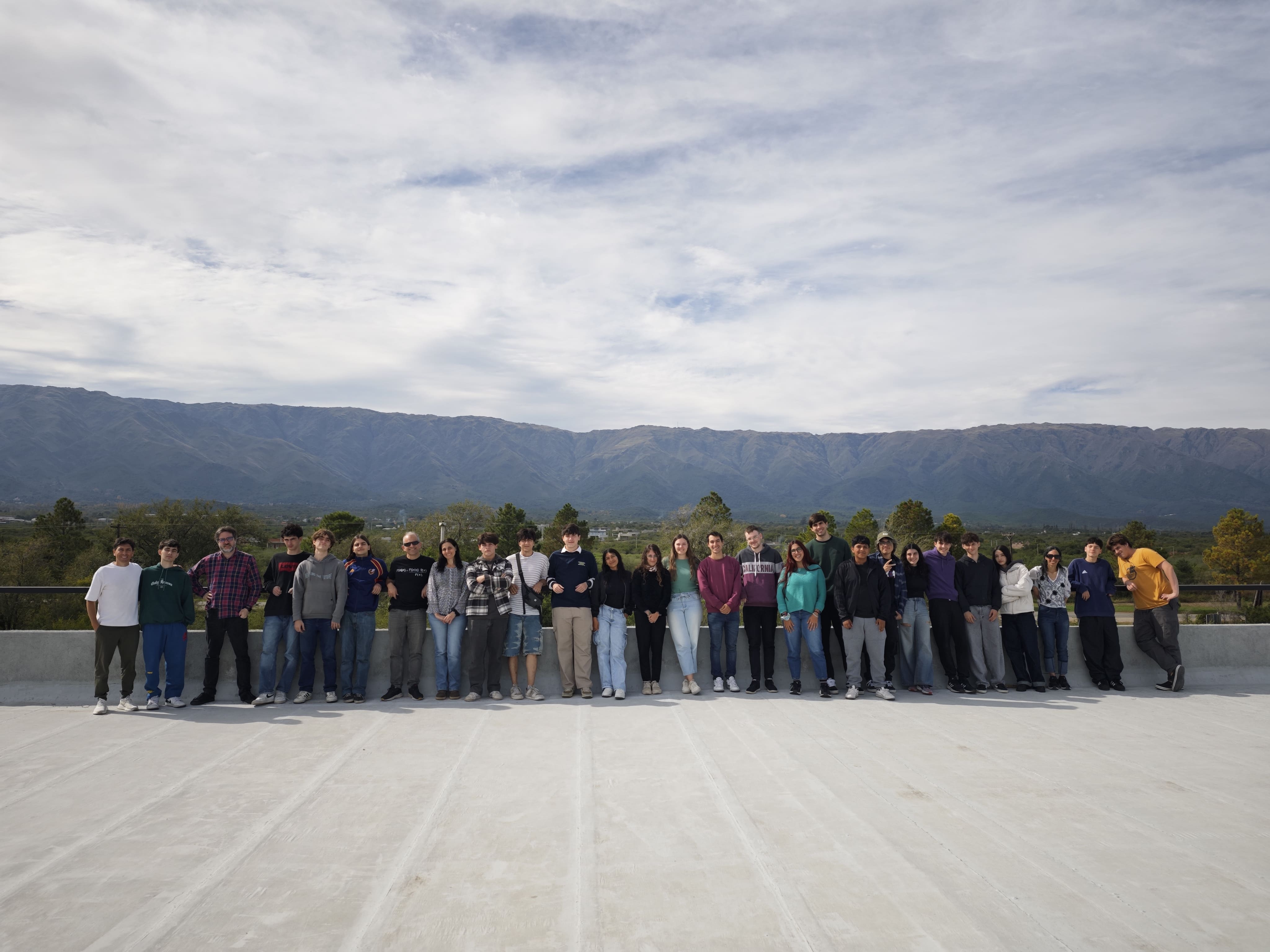 Grupo de participantes en la terraza de la UNLC